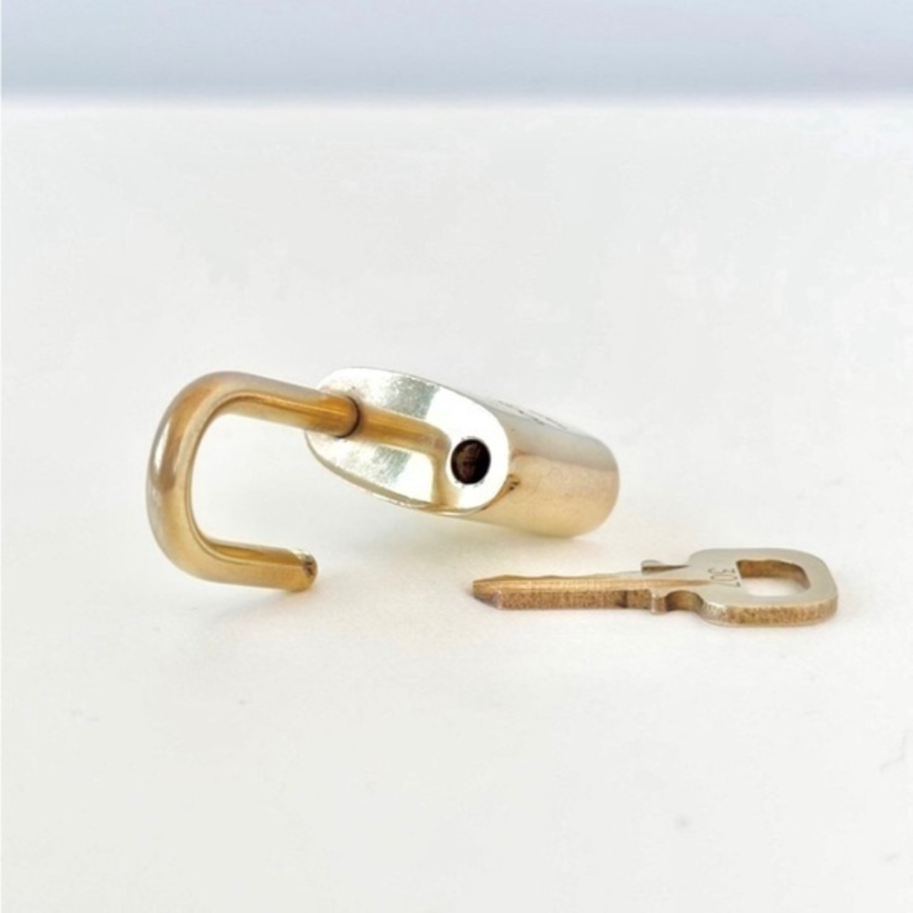 AUTHENTIC Louis Vuitton lock and key. NEAR MINT condition. - Picture 3 of 3